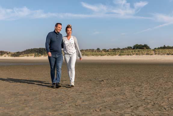 Am Strand spazieren gehen | Roompot Beach Resort